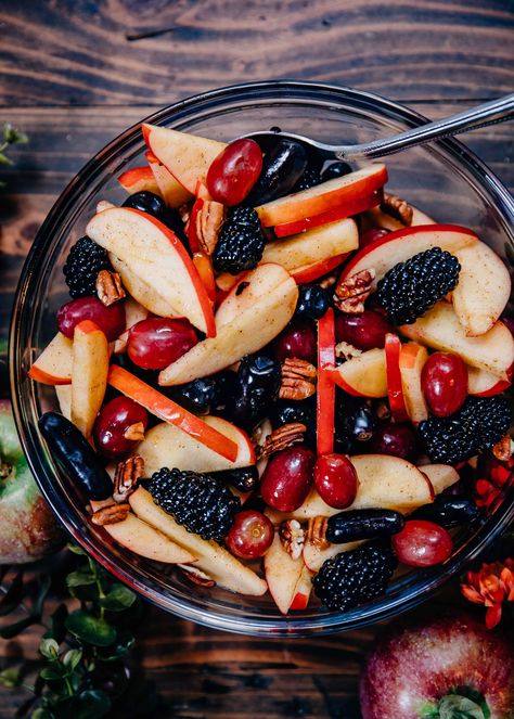 Fall Fruit Bowl, Fall Fruit Board, Autumn Fruit Salad, Fall Fruit Platter Ideas, Fall Fruit Tray, Fruit Salad Thanksgiving, Fall Fruit Platter, Thanksgiving Fruit Platter, Vegan Fruit Salad