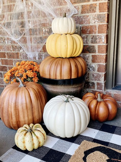 The Best Halloween Home Decor Tips For 2019 | She Gave It A Go Halloween Front Porch Decorating Ideas, Pumpkins Porch, Fixer Upper Interior, Halloween Home Decor Ideas, Pumpkin Stack, Front Porch Decorating Ideas, Outdoor Fall Decor, Shabby Chic Decorating, Easy Diy Halloween Decorations