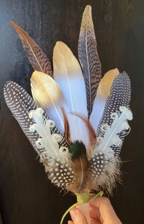 Diy Feathers, Smudging Sage, Smudge Wands, Painting Feathers, Smudge Feathers, Smudge Fans, Highland Cow Pictures, Business Crafts, Hat Feathers