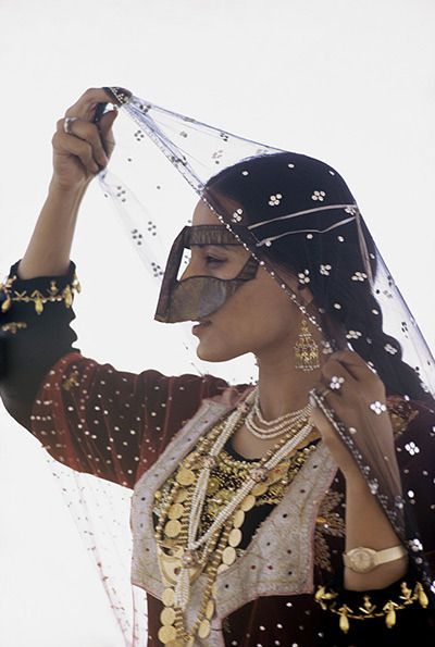 An Emirati woman © Eve Arnold ~ A still from Arnold's only film, shot in 1971 after being granted privileged access to film wedding preparations for the marriage of Sheikh Maktoum bin Rashid Al-Maktoum. Her production Behind the Veil offered rare & intimate insight into the Dubai royal court as it recorded the wedding through the eyes of the bride’s handmaid, Nora.  An accompanying series of photographs is credited with documenting significant changes in the lives of the region’s women. Eve Arnold, Arabian Women, Arab Culture, Arab Women, We Are The World, Arabian Nights, World Cultures, People Of The World, Arab Emirates