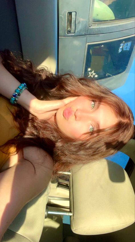 Green Eyes Brown Hair Aesthetic, Brown Hair Green Eyes Face Claim, Caramel Hair And Green Eyes, Brown Haired Girl With Green Eyes, Brown Hair Girl With Green Eyes, Wavy Hair Selfie, Girl With Green Eyes And Brown Hair, Girl With Brown Hair And Blue Eyes, Green Eyes Brown Hair Girl