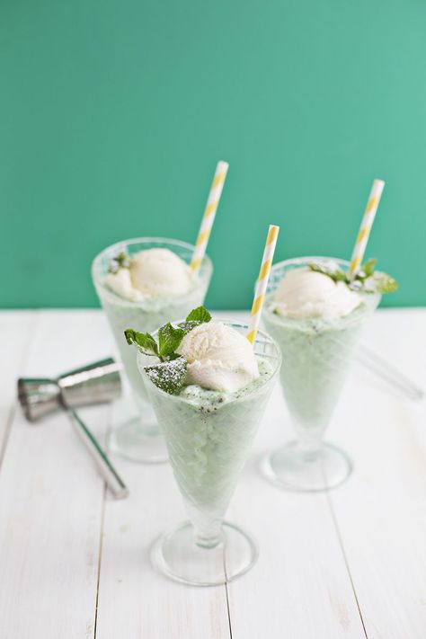 Mint Julep Milkshakes (via abeautifulmess.com) Mint Julep Recipe, Mint Chocolate Ice Cream, Boozy Milkshake, After Dinner Mints, Frozen Cocktail, Dinner Mints, Mint Ice Cream, Rum Cocktails, A Beautiful Mess