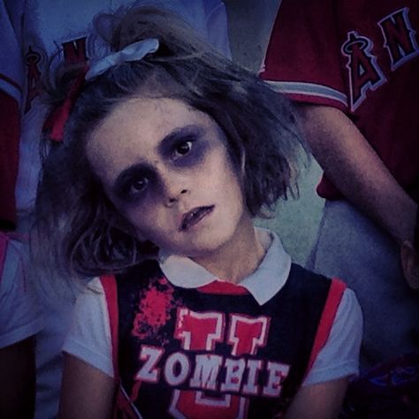 Zombie cheerleader Dead Cheerleader Makeup, Cheerleader Makeup Ideas, Halloween Kids Makeup, Zombie Cheerleader Makeup, Cheerleader Makeup, Cheerleader Zombie, Zombie Cheerleader Costume, Zombie Hair, Halloween Makeup For Kids