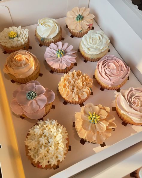 Floral cupcakes🧡🩷🌸 #babyinbloom#babygirl#babyshower #babyinbloombabyshower #babyinbloomtreats#cake #cupcakeart#washington #washingtonbaker#washingtoncake#washingtonbakery#heartcake #aesthetic #babyshower #trending #pinterest #floraldesign #floralcupcakes #floral #lambethcake Simple Flower Cupcakes, Baby In Bloom Cupcakes, Baby In Bloom Cake, Floral Cupcakes, Baby In Bloom, Cupcake Art, Butterfly Baby Shower, Bloom Baby, Flower Cupcakes