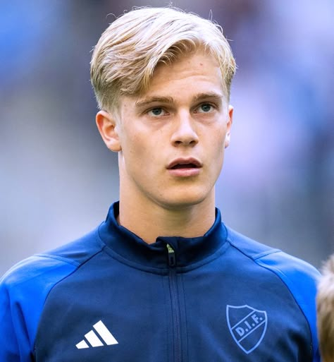 Lucas Bergvall, Young Football Players, Barbie Fashionista Dolls, Light Blonde Hair, Soccer Guys, Blonde Guys, Barbie Fashionista, Football Boys, Light Blonde