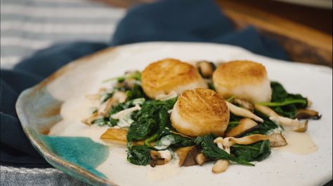 Gordon Ramsay Scallops with Special Mushroom and Sauce Recipe Scallop Sauce, Gordon Ramsey Recipes, Mushrooms And Spinach, Spinach And Mushrooms, Pan Seared Scallops, Seared Scallops, Scallop Recipes, Scallops Seared, Spinach Stuffed Mushrooms