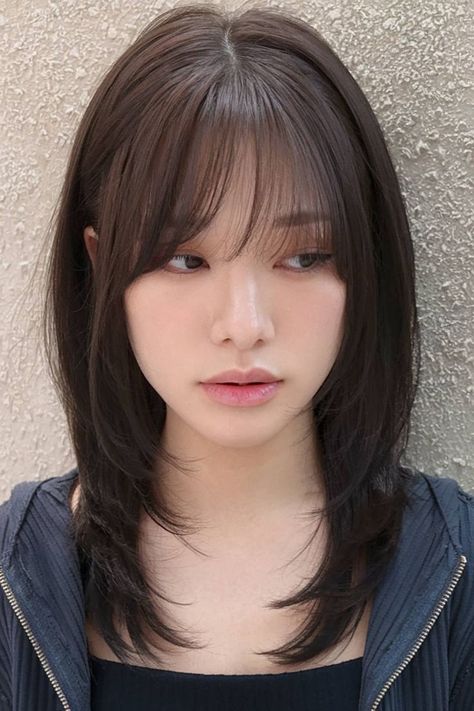 Medium layered hair for Japanese women with curved layers Medium Length Haircuts With Layers, Trendy Medium Length Haircuts, Slightly Wavy Hair, Medium Fine Hair, Collarbone Length Hair, Haircuts With Layers, Women Haircut, Gentle Feminine, Types Of Hair Color