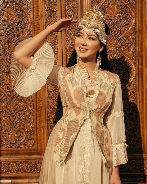 Lavender Mermaid Dress, Uzbekistan Clothing, Uzbek Clothing, Royalty Fashion, Ethno Style, Celebrity Wedding Dresses, National Clothes, Latest Bridal Dresses, Iranian Women Fashion