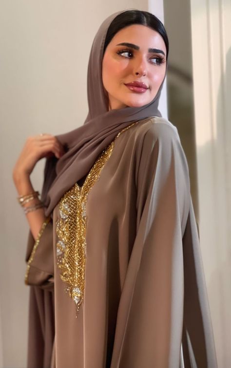 Beautiful Gown Designs, Velvet Dress Designs, Seni Dan Kraf, Muslim Fashion Hijab Outfits, Fancy Wedding Dresses, Mode Abaya, Muslim Fashion Hijab, Muslim Fashion Outfits, Muslimah Fashion Outfits