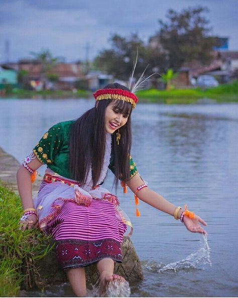 📷@raj_thwdam  #northeastyle #stayfashionablytraditional #manipur Traditional Asian Clothing, North East India, India Clothes, Cute Website, Northeast India, Culture Clothing, Myanmar Traditional Dress, Darjeeling, Indian Aesthetic