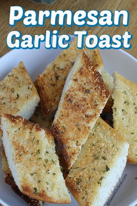 Parmesan Garlic Toast is loaded with butter, garlic, and parmesan cheese. Yummy! Grilled Cheese Sides, Garlic Toast Recipe, French Bread Loaf, Garlic Toast, Parmesan Bread, Different Types Of Bread, Cooking Recipes In Urdu, Cinnamon Raisin Bread, Homemade Bread Recipes Easy