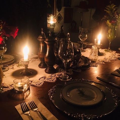 Dark Academia Apartment Kitchen, Cooking Dark Academia, Goth Table Setting, Dark Dinner Table Aesthetic, Dinner Dark Aesthetic, Dark Aesthetic Room, Gothic Dinner, Academia Interior, Victorian Table