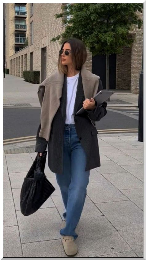 French Chic Work Outfit, Blazer Under Coat Outfit, Scandinavia Street Style, The Slouch Aritzia, Minimalist Fashion Skirts, Chic Oversized Outfit, Trouser Fall Outfits, Winter Beach Town Outfit, Frankie Shop Boyfriend Blazer Outfit