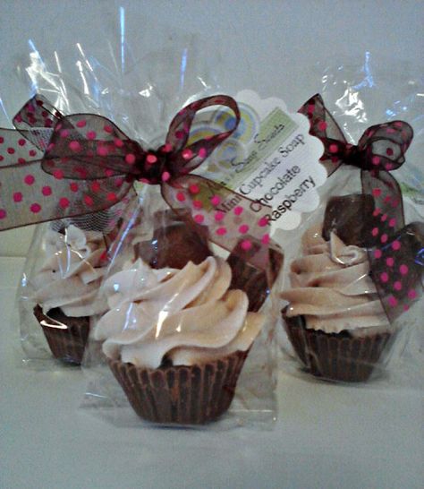 cute cupcakes. Cupcake Candle Packaging, Cupcake Soaps Ideas, Soap Cupcakes, Chocolate Raspberry Cupcakes, Lilin Aroma, Bake Sale Packaging, Cupcake Packaging, Dessert Soap, Raspberry Cupcakes