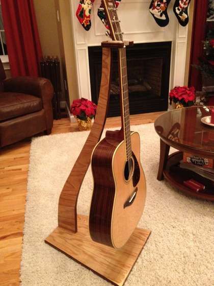 Hanging Guitar Stand that will fit into just about anyone's design. Beautiful! Guitar Stand Plans, Multiple Guitar Stand, Diy Guitar Stand, Hanging Guitars, Wood Guitar Stand, Wooden Guitar Stand, Guitar Rack, Wooden Guitar, Diy Guitar