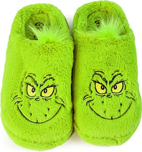 AVAILABLE IN VARIETY OF SIZES GRINCH SLIPPERS – The adult slippers come in EU sizes; 35.5–47, 35.5-37, 38-39, 40.5-42, 43-44.5 and 46-37. The Dr Seuss Grinch slippers for him offer an easy and comfortable slip-on fit with a sturdy sole and grip detail making the perfect addition to your The Grinch merchandise collection. Grinch Slippers, Grinch Characters, Der Grinch, Dr Seuss Grinch, Green Slippers, Grinch Who Stole Christmas, Christmas Slippers, Green Fur, Cute Slippers