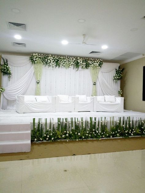 latest wedding ceremony stage decoration ideas Simple Wedding Backdrop Reception, Wedding Ceremony Stage, Stage Decoration Ideas, Leaf Decor Wedding, Hindu Wedding Decorations, Reception Stage Decor, Simple Stage Decorations, Home Flower Decor, Mini Studio