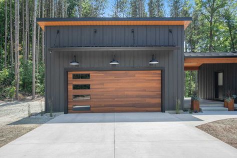 20 Amazing Rustic Garage Exterior Designs That Simply Fit In Rustic Garage, Garage Build, Garage Extension, Contemporary Garage, Garage Pictures, Wood Garage, Garage Exterior, Modern Lake House, Rustic Exterior