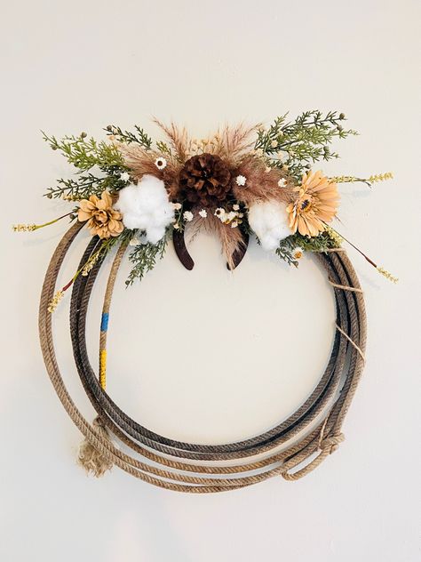 Spring Lariat Wreath, Handmade Western Decor, Horse Rope Wreath, Laso Rope Wreath, How To Make A Rope Wreath, Cowboy Rope Wreath, Rope Wreaths Western, Rope Wreath Diy Western, Roping Rope Wreath