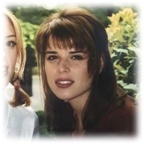 Sidney Scream, Rentry Img, Scream Actors, Sidney Prescott, Scream Franchise, Neve Campbell, Slasher Film, Perfect Movie, Fall Makeup Looks