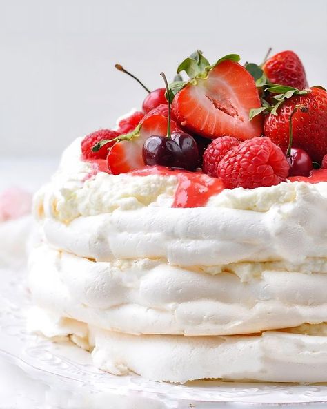 Pavlova Perfection – A Ballet of Flavors! Creative Cookie Recipes, Punch Bowl Cake, Strawberry Pavlova, Pavlova Cake, Easy Vanilla Cake Recipe, Quick Dessert Recipes, Trifle Recipe, Funfetti Cake, Icebox Cake