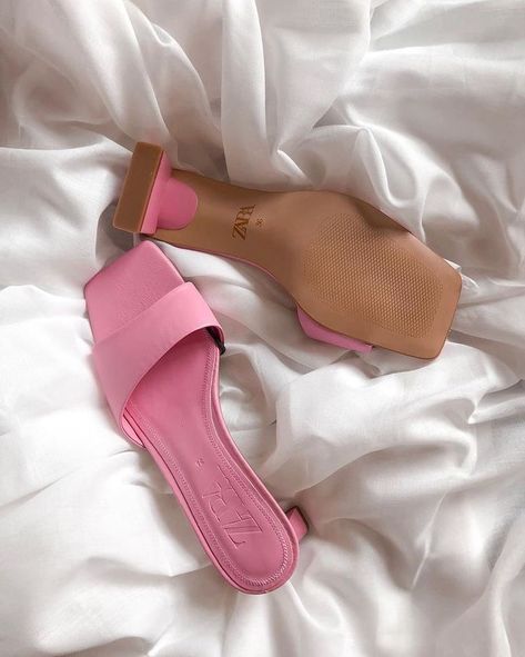 Photo by ｏｌｉｖｉａ on March 16, 2020. Pink Block Heels, Dr Shoes, Vintage Man, Shoe Inspiration, Shoe Inspo, Aesthetic Shoes, Pink Shoes, Pretty Shoes, Dream Shoes