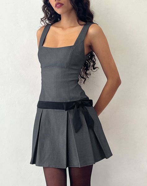 Mini Pleated Skirt, Pleated Mini Dress, Vestidos Vintage, Looks Chic, Looks Style, Fashion Killa, Square Neckline, Black Tie, Classy Outfits