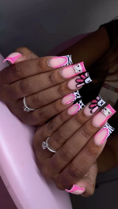 Klaws Nails Acrylic Pink, Nail Inspo Short Birthday, Acrylic Nails No Charms, Klaws Nails Design, Short Detailed Nails, Kaws Flower Nails, Kaw Nails Short, Yk2 Nails Aesthetic, Nails With No Charms