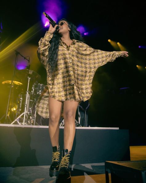 Her Outfits Singer, H E R Singer Outfits, H.e.r Outfits Singer, H.e.r Fashion, H.e.r. Style, Her Singer Outfits, H.e.r Outfits, Musician Aesthetic Outfits, H.e.r Aesthetic Singer