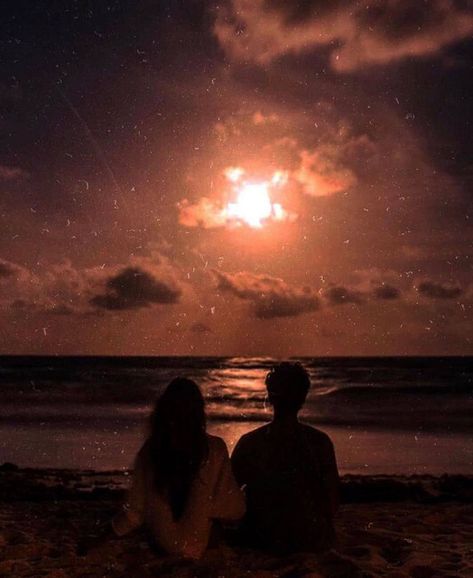 Summer Love Couples, Romantic Questions, Beach At Night, Summer Couples, Aesthetic Couple, Chique Outfits, Kid Friendly Travel Destinations, Night Vibes, Best Photo Poses