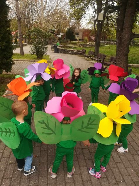 Flower Costume Kids, Hay Bale Art, Easter Hair Bows, Flower Costume, Kindergarden Activities, Spring Preschool, Preschool Arts And Crafts, Preschool Art Activities, Hairstyles For Kids