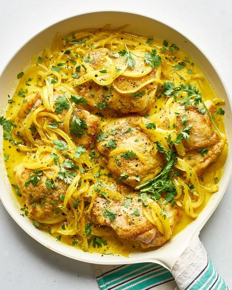 You'll quickly become obsessed with this sauce. Creamy Chicken Dinner, Cooking With Turmeric, Turmeric Chicken, Chicken Skillet Recipes, Chicken Skillet, Turmeric Recipes, One Skillet Meals, Skillet Chicken, Low Carb Chicken