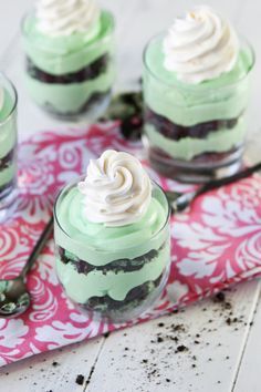 Grasshopper Parfaits are incredibly easy. Completely comes together in less than 30 minutes. Grasshopper Parfait, Cold Sweets, Single Serving Desserts, Trifle Dish, Parfait Recipes, Single Serve Desserts, Turkish Delights, Foreign Food, Minty Fresh