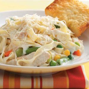 Chicken Fettuccine Alfredo with Veggies Recipe - tasteofhome.com  but with fresh veggies from the farmers market! :) Alfredo With Veggies, Easy Chicken Fettuccine Alfredo, Vegetarian Alfredo, Chicken Alfredo Fettuccine Recipe, Chicken Fettuccine Alfredo, Chicken Fettuccine, Fettuccine Alfredo, Baked Chicken Breast, Chicken Alfredo