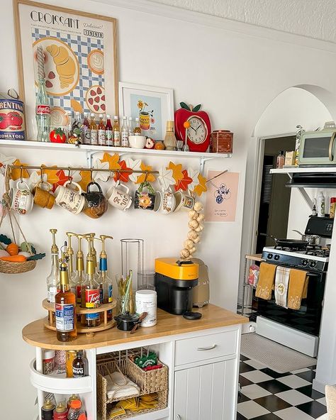 Coffee Bar Kitchen, Vintage Retro Kitchen, Kitchen Coffee Bar, Eclectic Kitchen, Cozy Kitchen, Bar Kitchen, Apartment Decor Inspiration, Apartment Kitchen, Future Apartment