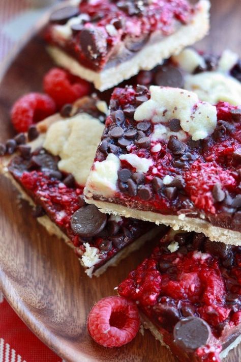 RASPBERRY CHOCOLATE CRUMB BARS | EVERYDAY JENNY Fresh Raspberry Bars, Chocolate Raspberry Bars Recipes, Raspberry Chocolate Pie, Raspberry And Chocolate Desserts, Dark Chocolate Raspberry Bars, Raspberry Chocolate Bars, Golden Raspberry Recipes, Chocolate And Raspberry Desserts, Dark Chocolate Raspberry Pie Bars