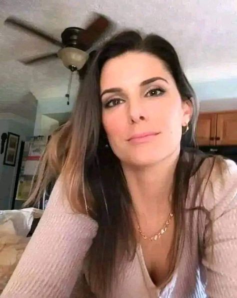 Sandra Bullock Oscar, Lisa Kelly Trucker, Sandra Bullock Hair, Emma Frost Cosplay, Lisa Kelly, Deni Denials, Gray Instagram, Video Call With Boyfriend Screen Photo, Vip Card