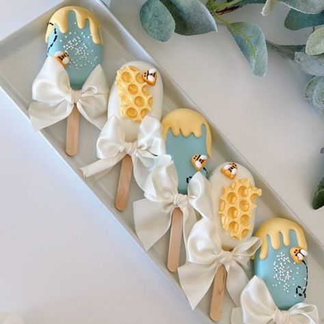 Winnie The Pooh Cake Popsicles, Winnie Pooh Dessert Table, Winnie The Pooh Cakepops, Classic Winnie The Pooh Cake Pops, Whinnie The Pooh Baby Shower Ideas Decoration Dessert Tables, Winnie The Pooh Oreos, Winnie The Pooh Cakesicles, Bee Cakesicles, Winnie The Pooh Baby Shower Treats