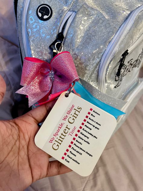 Summit Packing List Cheer, First Cheer Competition Gift, Cheer Bag Accessories, Cheer Team Gifts Diy, Cheer Backpack Ideas, Cheer Clips For Backpacks, Cheer Packing List, Cheer Pins For Backpacks, Cheer Bag Essentials