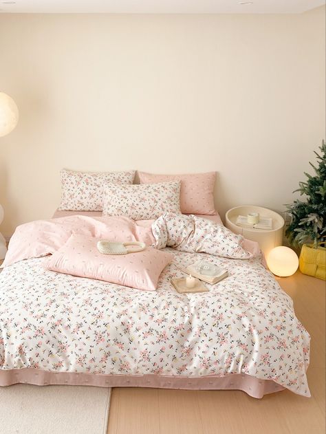 Pink And White Bedsheets, Pink And White Bed Sheets, Pastel Pink Bedding, Pink Bed Comforters, Cute Bed Spreads, Pink Bedding Room Ideas, Pink Decor Bedroom, Floral Bedroom Ideas, Bedroom Pink Aesthetic