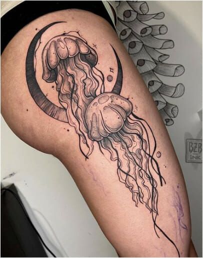 2 Jellyfish Tattoo, Jelly Fish Tattoo Design Drawing, Jellyfish Tattoo Big, Mandala Jellyfish Tattoo, Jellyfish And Octopus Tattoo, Two Jellyfish Tattoo, Gothic Jellyfish Tattoo, Large Jellyfish Tattoo, Jellyfish Knee Tattoo