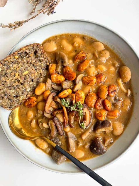 creamy mushroom and white bean soup Bean Mushroom Soup, Bean Soup Crockpot, Food Baddie, Soups Stews Chilis, Veg Soup, Crockpot Soup Recipes, Oyster Mushrooms, Easy Soup, Tasty Vegetarian Recipes