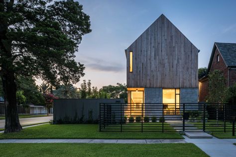 Catherine and Chris Viviano and their son, architect Michael Viviano, have built a gorgeous "modern barn" home in the middle of Houston's Upper Kirby neighborhood. Gable House, Gambrel Roof, Gable Roof, Farm Buildings, Timber House, Modern Barn, Building Plans, School Architecture, Residential Architecture