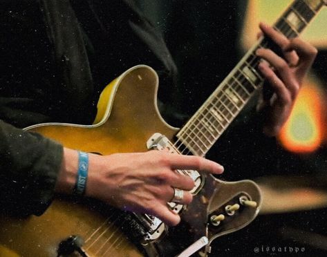 Hozier Hands, Hozier Icon, Hozier Guitar, Hozier Core, Hozier Shirt, Talk Hozier, Obsessive Behavior, Aesthetics Edits, Andrew Hozier