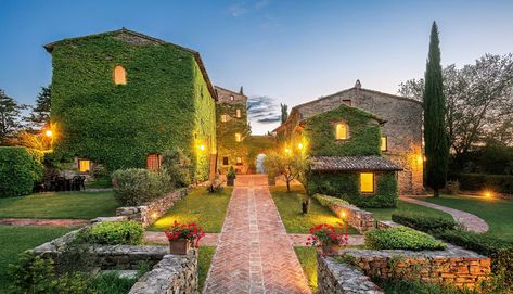 Italian Backyard, Pebble Path, Holland Wedding, Home In Italy, Italian Wedding Venues, Vineyard House, Homes In Italy, Italy Magazine, Wedding Venues Ideas