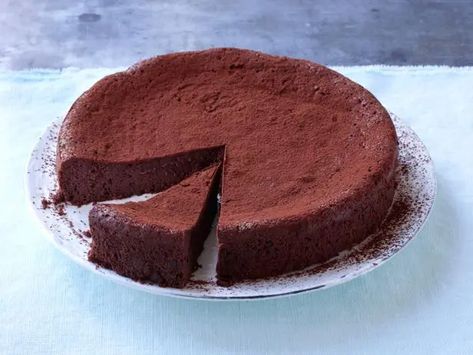 Chocolate Torte Recipe, Strawberry Torte Recipe, Flourless Cake Recipes, Flourless Chocolate Torte, Flourless Chocolate Cake Recipe, Holiday Baking List, Flourless Cake, Torte Recipe, Chocolate Torte