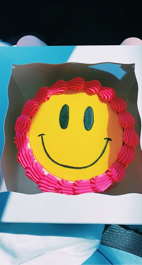 Preppy Bday Cookie Cakes, Smiley Face Cakes Aesthetic, Smiley Face Bday Cake, Hot Pink Smiley Face Cake, Smiley Face Ice Cream Cake, Preppy Smiley Face Birthday Cake, Smily Face Cakes, Preppy Smiley Face Cake, Smiley Face Cookie Cake