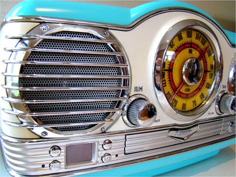 Family Feedbag: Kitchen Crushes - Retro radio Radio Record Player, Antique Radios, Colour Turquoise, Turquoise Kitchen, Retro Radios, Vintage Appliances, Old Time Radio, Retro Radio, Vintage Radios