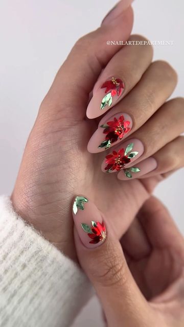 Christmas Nails Poinsettia, Pointsetta Nails, Poinsettia Nail Art, Poinsettia Nails, Pedicured Toes, Manicured Nails, Nice Nails, Nail Styles, New Year's Nails