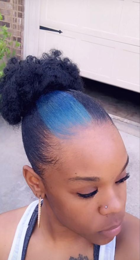 Stunk Strip Hairstyles Blue, Light Blue Skunk Stripe Hair, Blue Skunk Stripe Hair Curly, Hair Dye Skunk Stripe, Skunk Stripe Hair Blue, Hair Dye Skunk, Natural Hair Skunk Stripe, Blue Skunk Stripe Hair, Blue Skunk Stripe